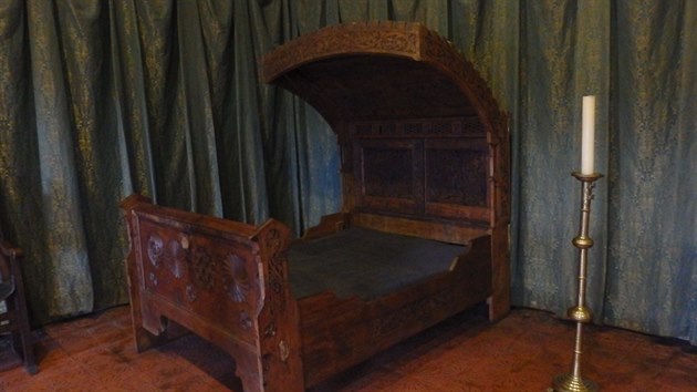 Replika postele Karla IV.