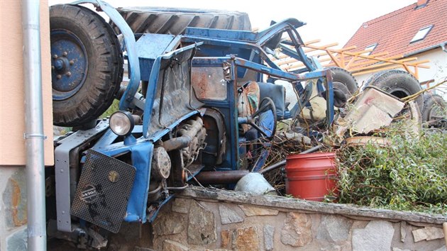 Traktorista nezvládl v Tetčicích na Brněnsku stroj plně naložený stavební sutí. Při havárii zemřel (16. listopadu 2017).