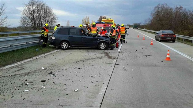 Na 32. kilometru dlnice D2 ve smru na Brno se srazilo osobn auto s kamionem. (11. listopadu 2017)