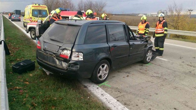 Na 32. kilometru dlnice D2 ve smru na Brno se srazilo osobn auto s kamionem. (11. listopadu 2017)