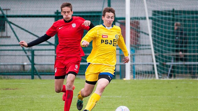 Fotbalový stoper Pavel Mikuška (ve žlutém) na konci ledna oslaví teprve sedmnácté narozeniny, přesto už patří mezi stabilní hráče staršího dorostu FC Vysočina.