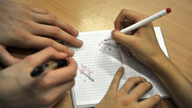 Studentské turnaje v piškvorkách přináší líté souboje nad čtverečkovaným papírem.