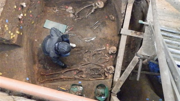 Stovky koster objevili archeologov v kutnohorsk kostnici.