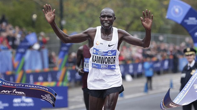 Geoffrey Kamworor vtz v maratonu v New Yorku.