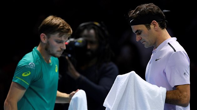 SOUSTEDN SOUPEI. Roger Federer (vpravo) a David Goffin v semifinle Turnaje mistr v Londn.