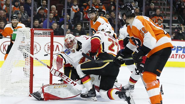 Brank Calgary Mike Smith inkasuje v utkn s Philadelphi.