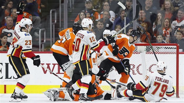 Sean Monahan z Calgary (vlevo) slav svj gl v utkn s Philadelphi.