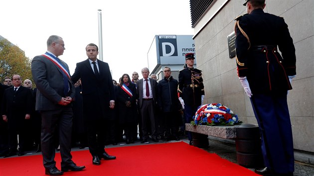 Prezident Emmanuel Macron a Laurent Russier, starosta severopaskho pedmst Saint-Denis, poloili vnec pod pamten desku u paskho stadionu Stade de France.