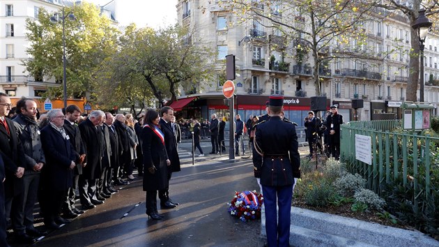 Lid ped dvma lety umrali i v kavrn A la Bonne Biere, tak zde francouzsk prezident Emmanuel Macron a pask starostka Anne Hidalgov poloili vnec k uctn pamtky.