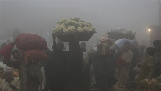 Smog trp i Pkistn. Na snmku trhy ve mst Lahora.