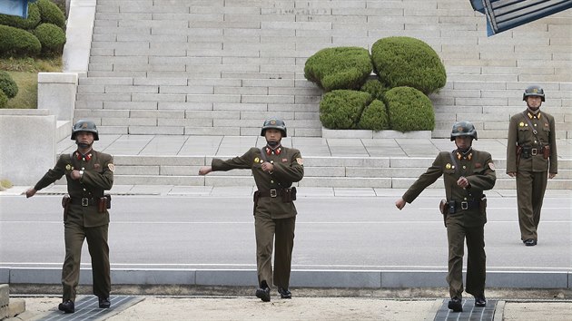 Severokorejt vojci ve vesnici Pchanmundom, kter le v hraninm psmu mezi Korejemi.