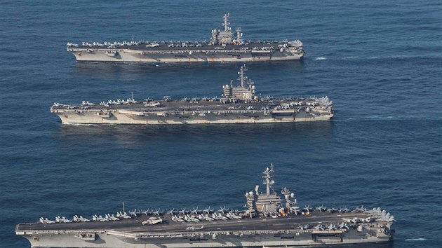 Letadlov� lod� Ronald Reagan (CVN 76), Theodore Roosevelt (CVN 71) and Nimitz (CVN 68) na cest� do z�padn�ho Tichomo��.