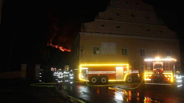 Hasiči bojovali s požárem střechy zchátralého zámku v Plané. (11. listopadu 2017)