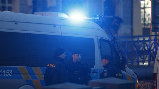 Prat policist vyetuj nlez dlosteleckho grantu ve Vltav. (12. listopadu 2017)