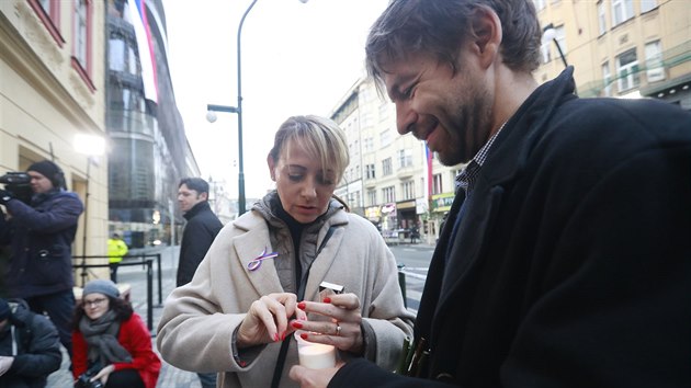Pedseda Andrej Babi a dal zstupci hnut ANO (na snmku primtorka Adriana Krnov a ministr spravedlnosti Robert Pelikn) uctili pamtku 17. listopadu na Nrodn td. (17. listopadu 2017)