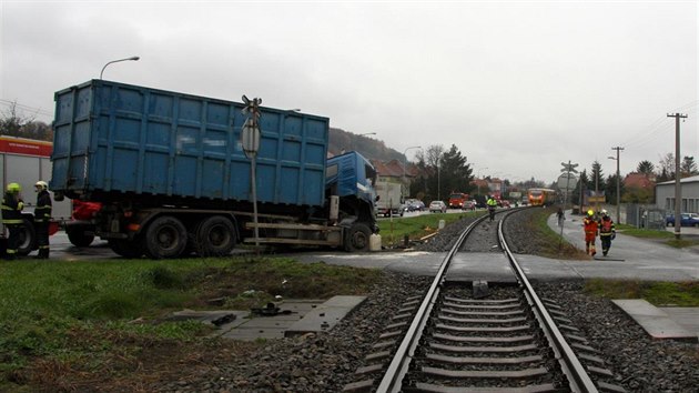 Srážka popelářského auta s vlakem v Želechovicích nad Dřevnicí na Zlínsku.