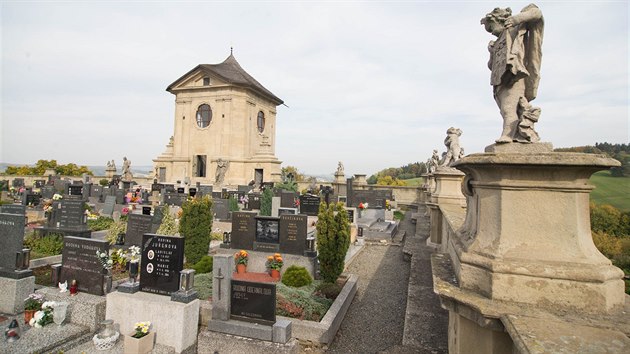 Barokní sochy na hřbitově ve Střílkách na Kroměřížsku.