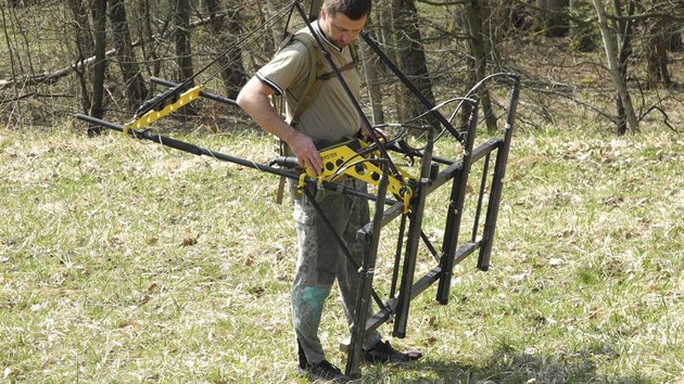 Experti z brn�nsk� univerzity p�i pr�zkumu v lokalit� Hut� na ��tkov� v B�l�ch Karpatech.