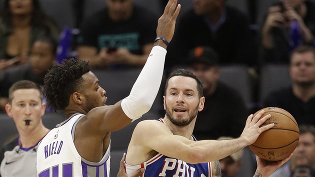 JJ Redick (vpravo) z Philadelphie se sna pehrt brncho Buddyho Hielda ze Sacramenta.