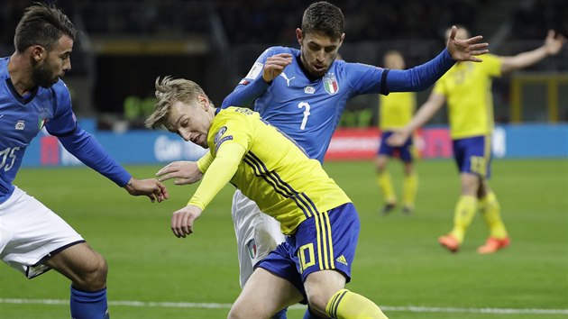 vdsk fotbalista Emil Forsberg (uprosted) se probj mezi Italy Andreou Barzaglim (vlevo) a  Simonem Zazou.