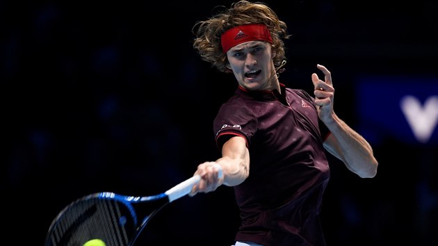 Nmeck tenista Alexander Zverev v duelu Turnaje mistr s Rogerem Federererm ze vcarska.