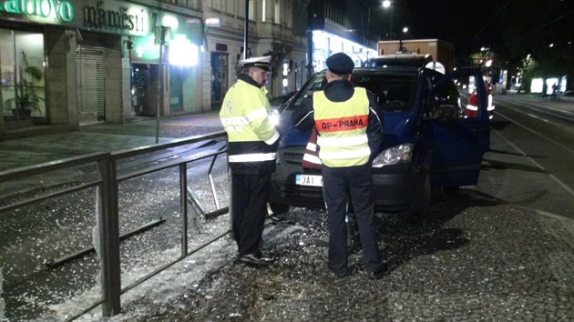 Opil idi vjel do sklennho hrazen tramvajov zastvky. (13.11.2017)