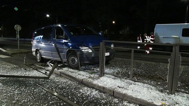 Opil idi vjel do sklennho hrazen tramvajov zastvky. (13.11.2017)