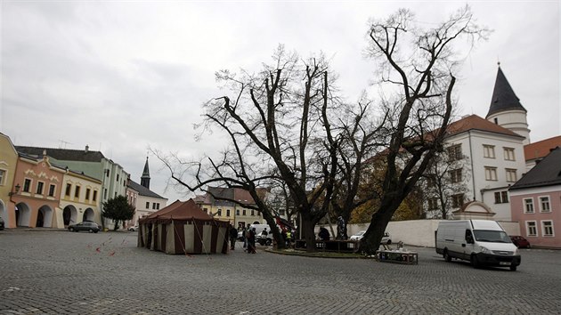 Režisér Juraj Jakubisko natáčí na přerovském Horním náměstí část záběrů pro pokračování kultovní pohádky Perinbaba, v němž si v rámci komparzu zahrají i místní.