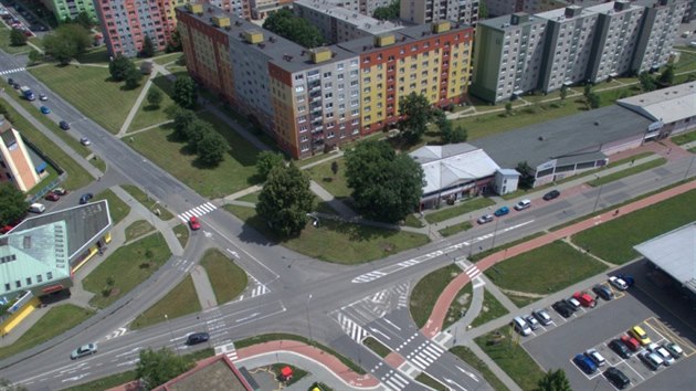Nynější vzhled křižovatky ulic Zikova a Schweitzerova před zahájením druhé etapy výstavby tramvajové trati na Nové Sady.