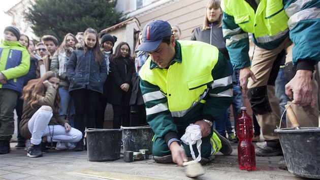 U tlocviny olomouck zkladn koly v Hlkov ulici nov pipomn Stolperschwelle, tedy velk kmen zmizelch, e prv odsud zamily v roce 1942 na smrt vce ne ti tisce id.