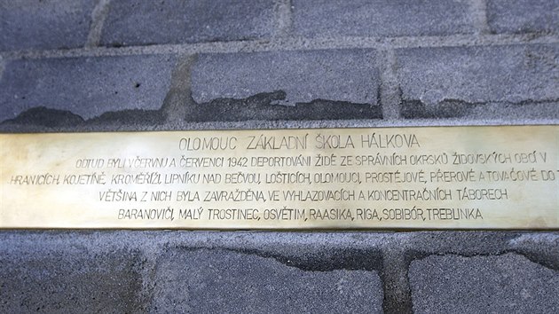 U tlocviny olomouck zkladn koly v Hlkov ulici nov pipomn Stolperschwelle, tedy velk kmen zmizelch, e prv odsud zamily v roce 1942 na smrt vce ne ti tisce id.