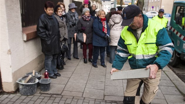 U tlocviny olomouck zkladn koly v Hlkov ulici nov pipomn Stolperschwelle, tedy velk kmen zmizelch, e prv odsud zamily v roce 1942 na smrt vce ne ti tisce id.