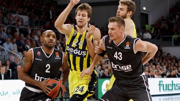 Jan Vesel (druh zleva) z Fenerbahce se sna zastavit Rickyho Hickmana (vlevo) z Bambergu, clon Leon Radoevi (43).