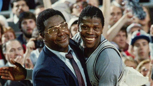 Nvrat do roku 1984: trenr John Thompson (vlevo) a jeho hvzda Patrick Ewing pro Georgetown vybojovali titul v NCAA.