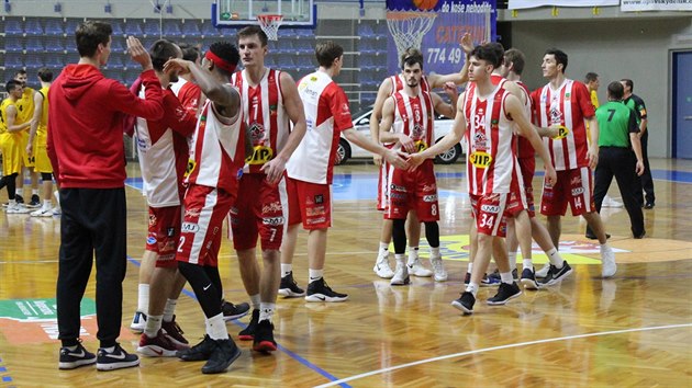 Radost pardubickch basketbalist z vhry v Opav.