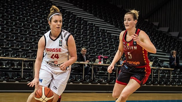 vcarsk basketbalistka Evita Herminjardov (vlevo) unik Kim Mestdaghov z Belgie.