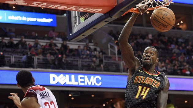 Dewayne Dedmon z Atlanty smeuje do koe Washingtonu, Otto Porter Jr. mu u jenom uhb.