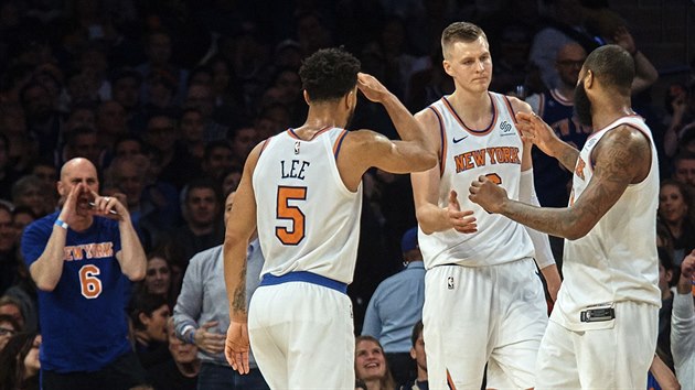 Courtney Lee, Kristaps Porzingis a Kyle O'Quinn (zleva) dlaj radost fanoukm New York Knicks.