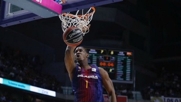 K�vin Seraphin z Barcelony sme�uje proti Realu Madrid.