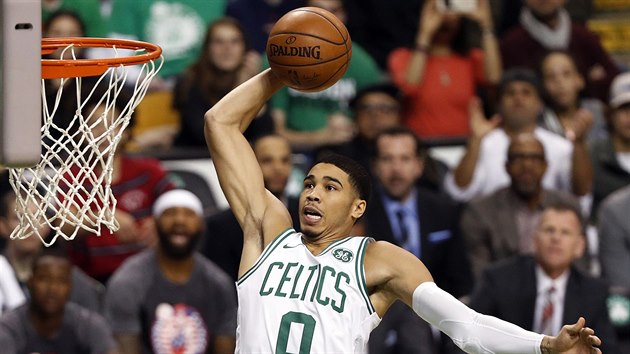 Jayson Tatum z Bostonu smeuje proti Torontu.