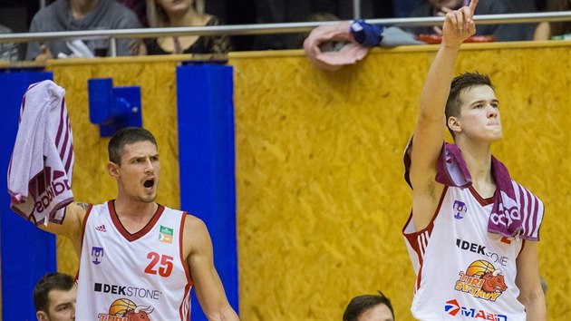 Radost svitavskch basketbalist Pavla Slezka (vlevo) a Luboe Kove