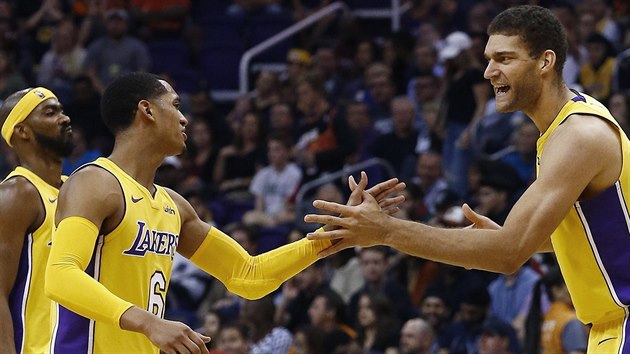 Corey Brewer, Jordan Clarkson a Brook Lopez (zleva) se raduj z poveden akce LA Lakers.