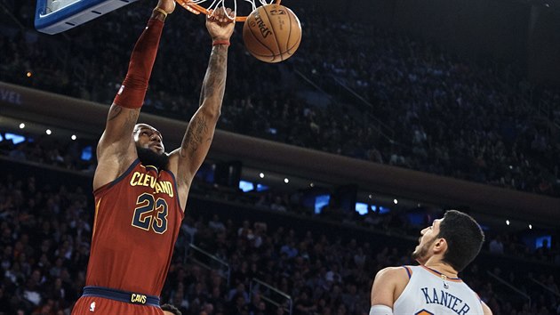 LeBron James (vlevo) z Clevelandu smeuje do koe New Yorku, sleduje ho Enes Kanter.