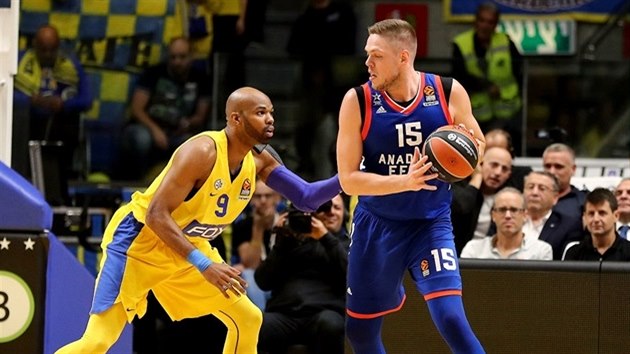 Vladimir timac (vpravo) z Anadolu Efes Istanbul to pes Alexe Tyuse z Maccabi Tel Aviv.