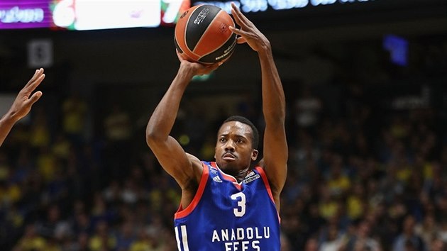 Errick McCollum z Anadolu Efes Istanbul stl na ko Maccabi Tel Aviv.