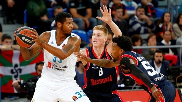 Trey Thompkins (vlevo) z Realu Madrid pod tlakem Rinaldse Malmanise (8) a...