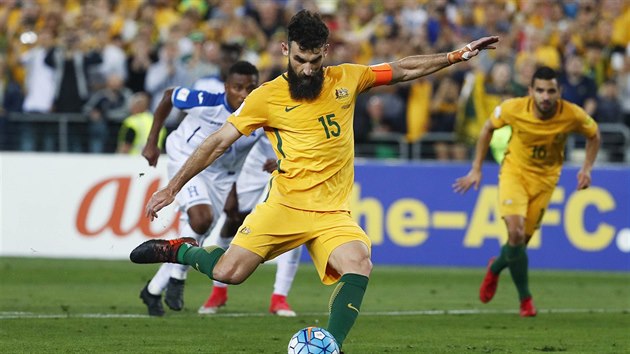 Australsk fotbalista Mile Jedinak se proti Hondurasu prosazuje z penalty.