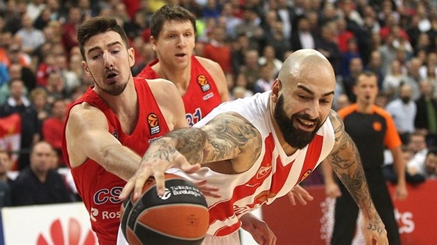 Nando De Colo (vlevo) z CSKA Moskva tla na Pera Antie z Crven zvezdy Blehrad.