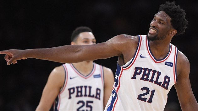 Joel Embiid z Philadelphie zastnil protivnky z LA Lakers (obrazn) i spoluhre Bena Simmonse (doslova).