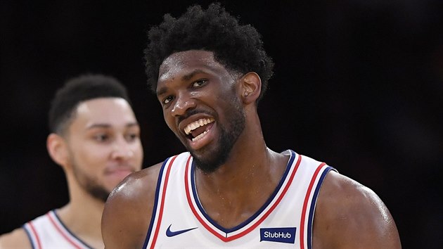 Joel Embiid z Philadelphie ve svm ivotnm zpase proti LA Lakers.